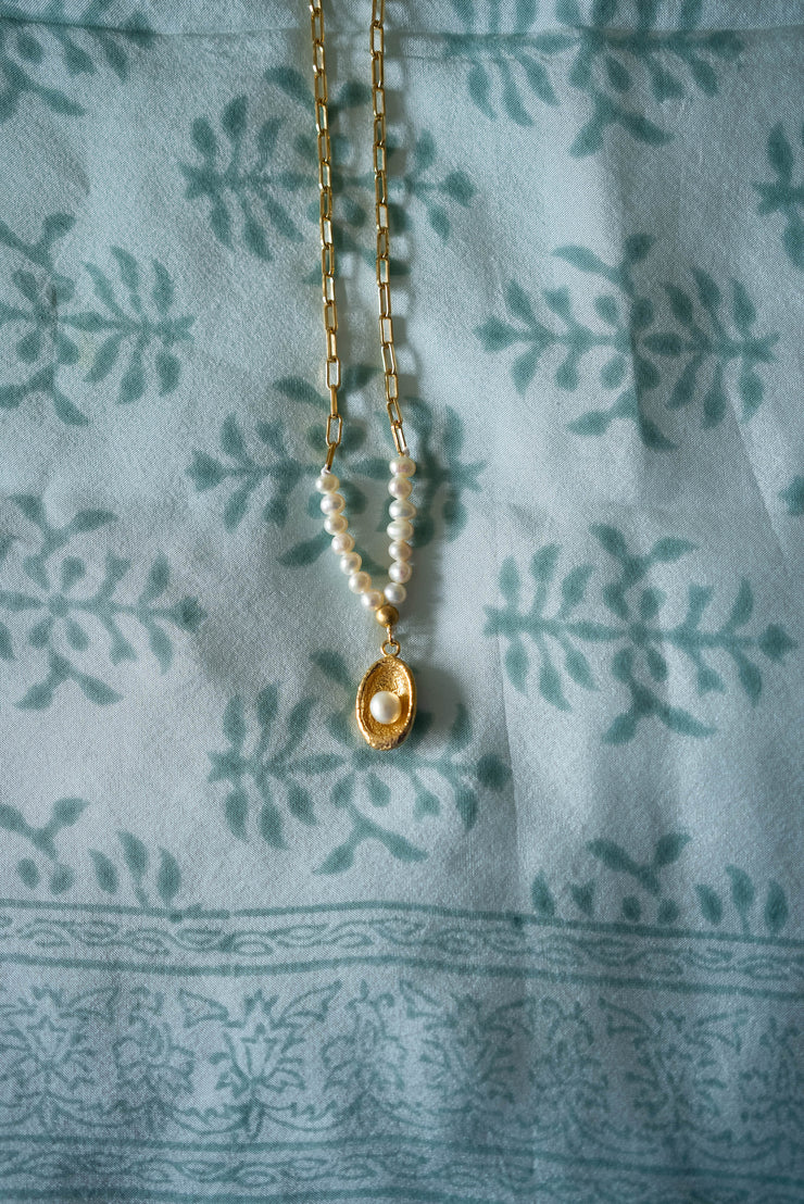 OYSTER AND MOTHER OF PEARL NECKLACE
